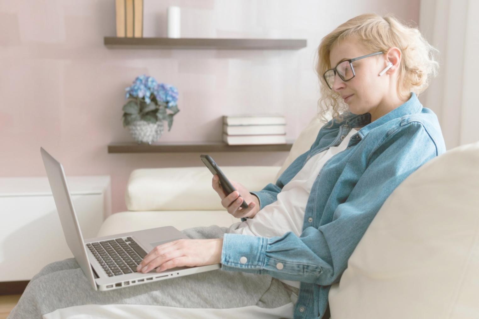 Financial planning learning environment with students engaged in collaborative study